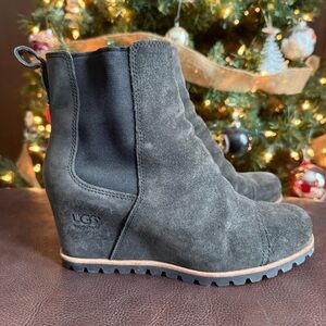 UGG Women's Pax Chelsea Wedge Ankle Boots sz 8 / 39
